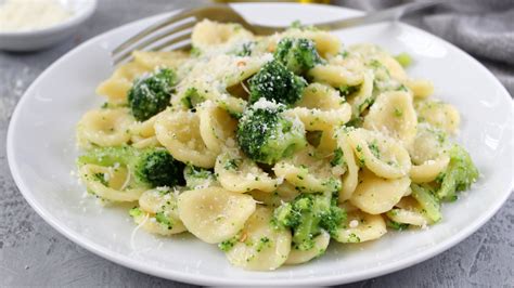 Orecchiette Con I Broccoli Salsiccia O Acciughe La Cucina Italiana