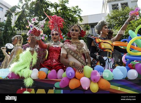 Les Membres De La Communaut Lgbt Participent Au D Fil Pour Marquer Le