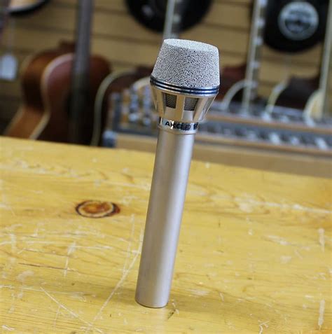 AKG D190E Cardioid Dynamic Microphone Reverb