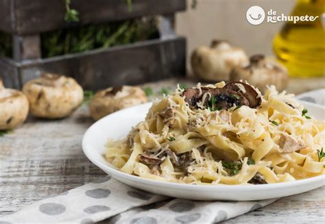 Fetuchini O Fettuccine Alfredo Pasta Con Champiñones Y Jamón De