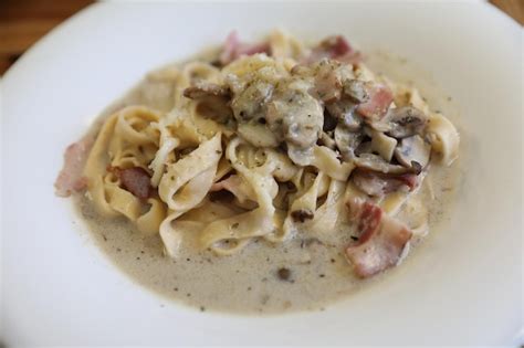 Fettucine Salsa De Crema Blanca Con Camarones Y Champiñones Foto Gratis