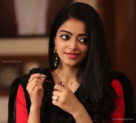 Janani Iyer Cute Eyes