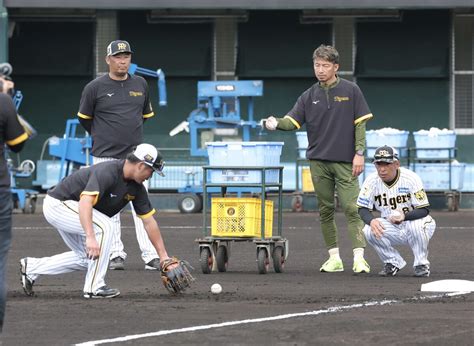 【阪神】臨時コーチ・鳥谷敬氏“フライング指導” 早出特守で約45分間小野寺暖に三塁守備を伝授 スポーツ報知