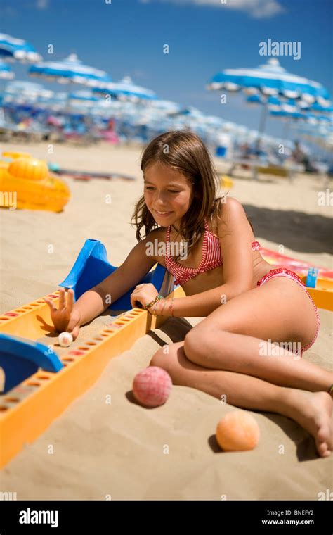 8 10 años niña jugando en la playa Fotografía de stock Alamy