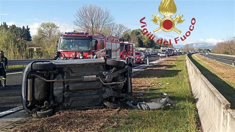 Automobile Esce Di Strada E Si Ribalta Paura Lungo L Autostrada A25