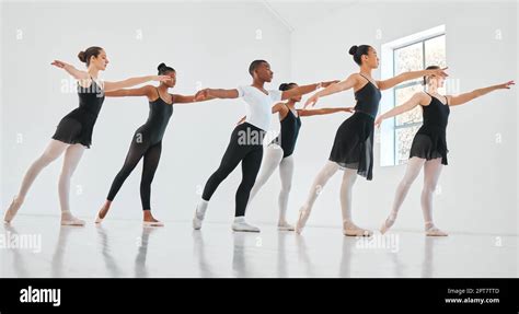 Bailar Otra Forma De Volar Un Grupo De J Venes Bailarines De Ballet