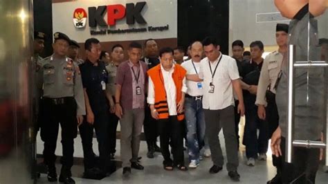 Masuk Berkursi Roda Keluar Gedung Kpk Setnov Sudah Bisa Jalan