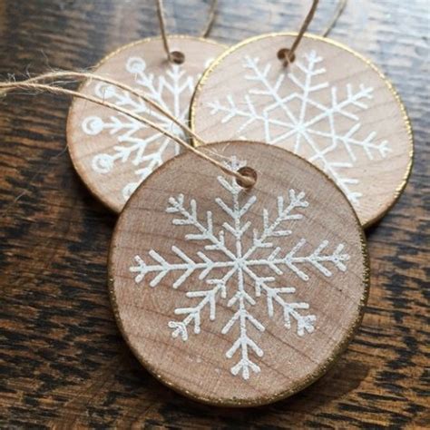 25 Wood Slice Christmas Decorations Youll Love Shelterness