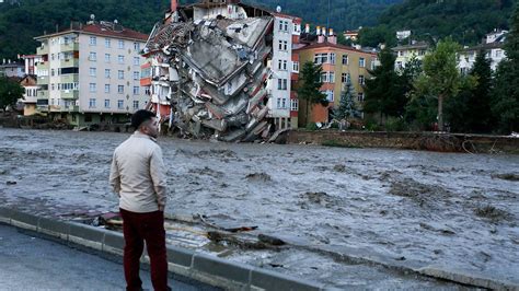 Heavy floods hit northwest Turkey killing 17 people | CNN