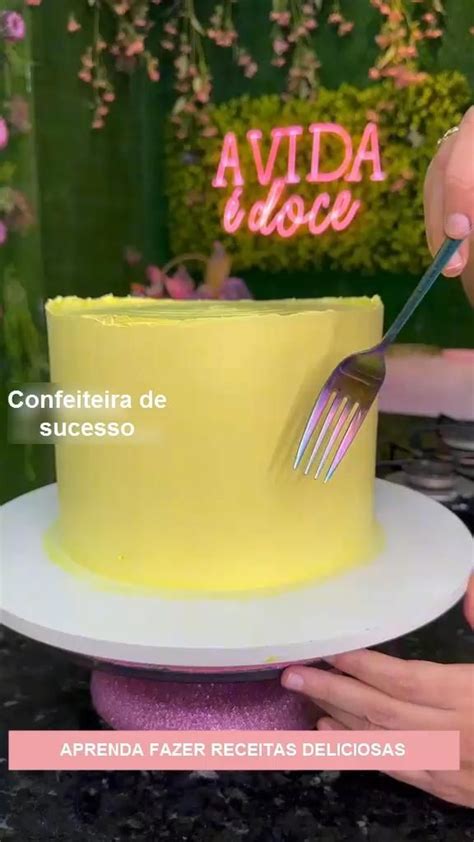 Arte De Decorar Um Bolo [vídeo] Em 2024 Confeiteira Receitas