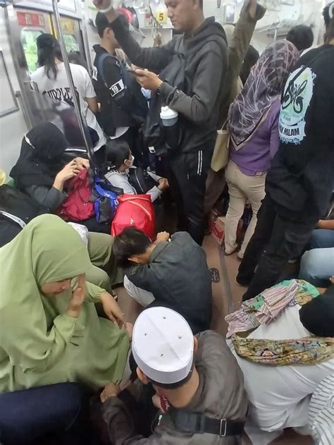 Perjalanan KRL Tanah Abang Rangkasbitung Terganggu Penumpang Duduk