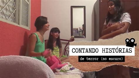 Ana Caindo Da Cama Contando Hist Rias De Terror No Escuro