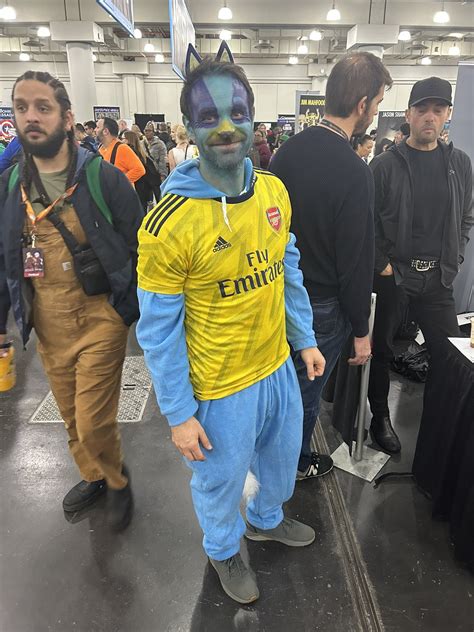 Charlie Cox Cosplaying As Bluey At New York Comic Con 2023 : r/bluey