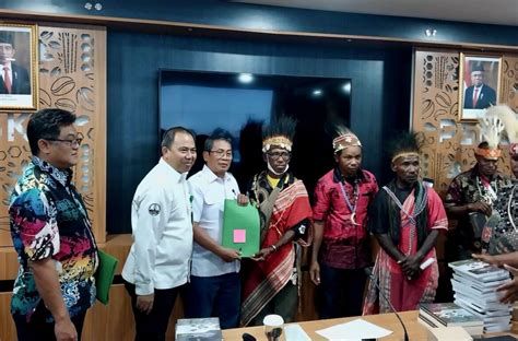 Datangi Kantor Klhk Masyarakat Adat Papua Minta Menteri Kukuhkan