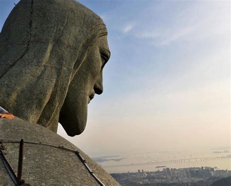 Rio De Janeiro Celebra Os Anos Do Cristo Redentor Monumento De