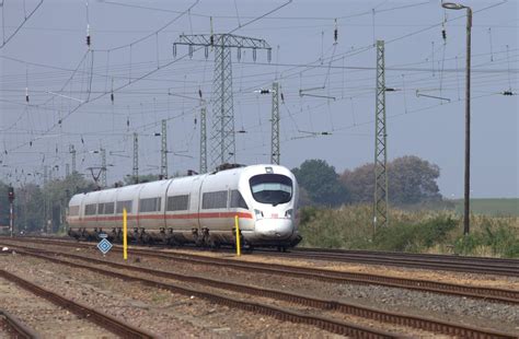 Ein ICE passiert gerade den aufgelassen Bahnhof Weißig bei Großenhain