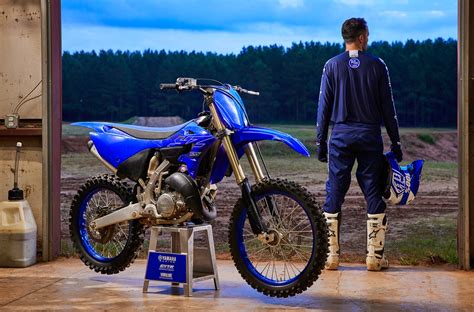 PREMIER COUP D OEIL LE TOUT NOUVEAU YAMAHA YZ2022 125 AVEC UN MOTEUR