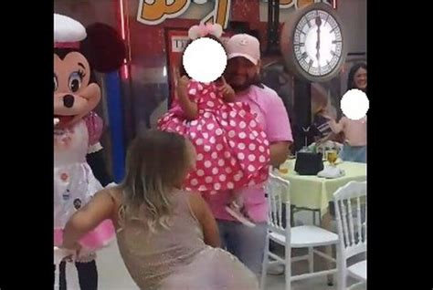 VÍDEO Mulher se defende de críticas após dançar funk no aniversário