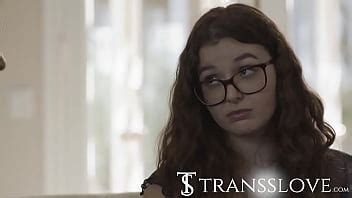 Le pido ayuda a mi hermanastra trans y ella me enseña a follar duro XVIDEOS