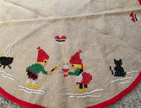 Broderad JULGRANSMATTA Lantligt Retro 60 Talet Jute Handbroderad Tomtar