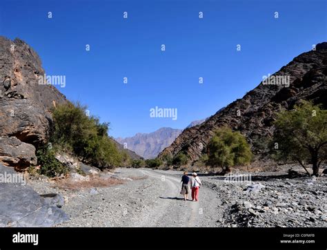 Wadi Bani Kharus Oman Zwei Touristen Zu Fu Oman Stockfotografie Alamy