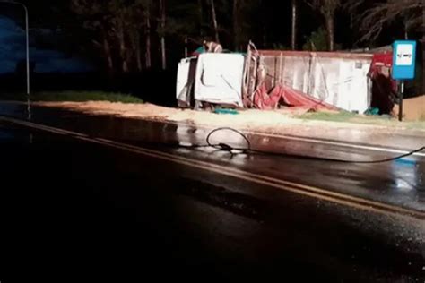 Dos Personas Terminaron En El Hospital Tras El Vuelco De Un Cami N