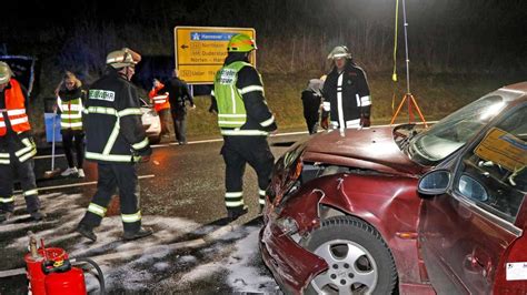 Hardegsen Unfall Auf B Zwei Autofahrer Leicht Verletzt