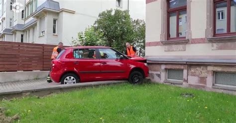 Auto Kracht Gegen Hauswand SACHSEN FERNSEHEN