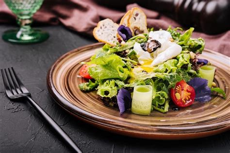 Ensalada De Verduras Con Huevo Escalfado En Un Plato Foto Premium