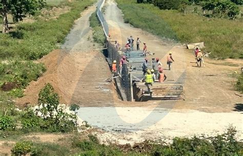 Haitianos Contin An Trabajos En El Canal Y Se Suplen De Cemento