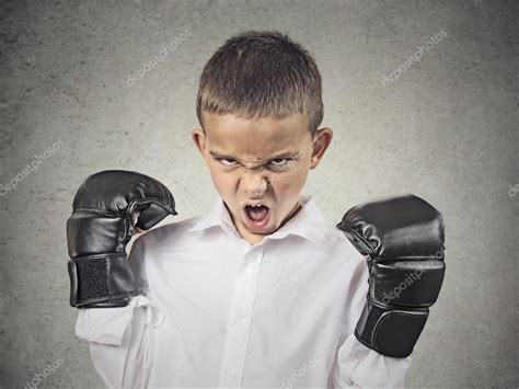 niño enojado con guantes de boxeo Fotos de Stock SIphotography