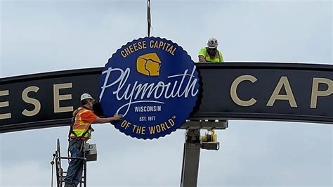 Plymouth Installs World Cheese Capital Arch Fox6 Milwaukee