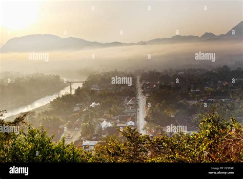 Luang Prabang Al Amanecer Desde La Cima Del Monte Phou Si En El