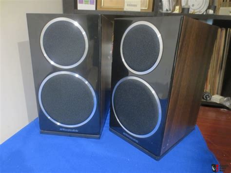 Wharfedale Diamond 220 Bookshelf Speakers (Walnut Finish) Photo #2083593 - US Audio Mart