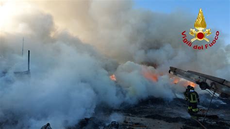 Incendio Nell Isola Ecologica Di Santa Flavia Le Foto Dell Intervento