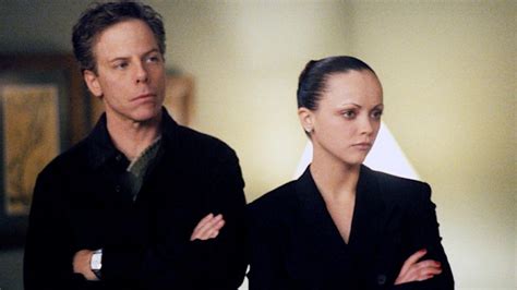 Nonton Ally McBeal Season 5 Episode 20 - All of Me di Disney+ Hotstar