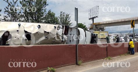 Aparatosa volcadura de un tráiler bloquea la carretera Silao Irapuato