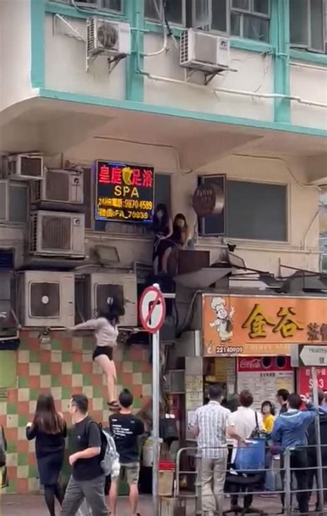 網上熱話｜北角足浴店3熱褲女子爬窗出簷篷 一人躍下墮地痛苦卧地 警掃黃拘7女（有片） Am730