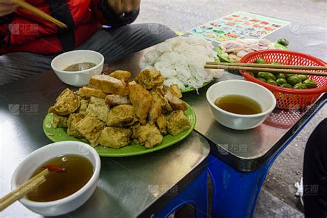 越南河内的传统街头小吃包括炸豆腐、猪肉香肠、米粉、酸橙和各种蘸酱。