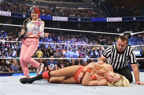 写真：【wwe】王者アスカがノリノリの〝挑発ダンス〟 イヨ下したシャーロット・フレアーを急襲！ 東スポweb