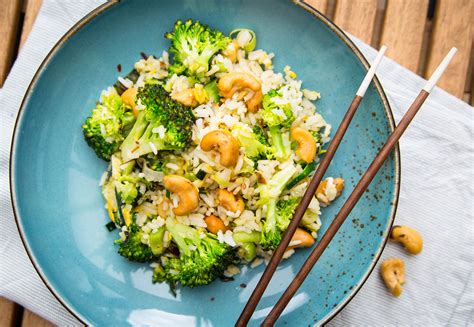 Gebratener Reis mit Broccoli Cashews und Ei Tiroler Gemüsekiste