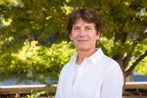 Carolyn Bertozzi receives 2023 American Association for Cancer Research award | Stanford School ...