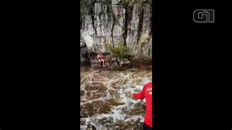 Turista Resgatado Ap S Pular De Cachoeira E Ser Levado Pela