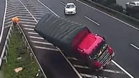 Un Coche Frena En Medio De Una Autopista Para No Perder Su Salida