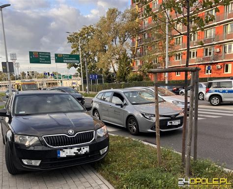 Osoba jadąca hulajnogą elektryczną potrącona przez samochód na ulicy