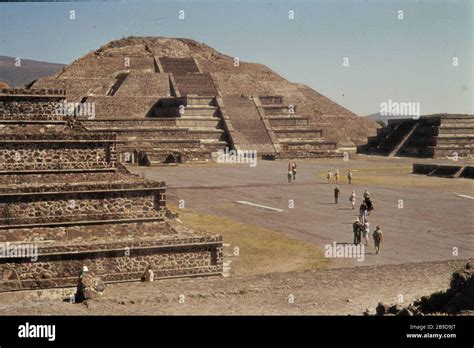 Tours En La Plaza De La Luna Frente A La Pirámide De La Luna En La Antigua Ciudad Maya De