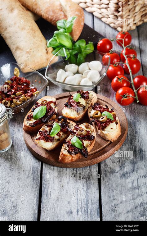 Aperitivo Bruschetta Con Tomates Secados Al Sol Aceitunas Y Mozarella