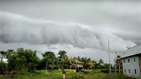 Fenomena Awan Berbentuk Gelombang Tsunami Di Langit Pangkep