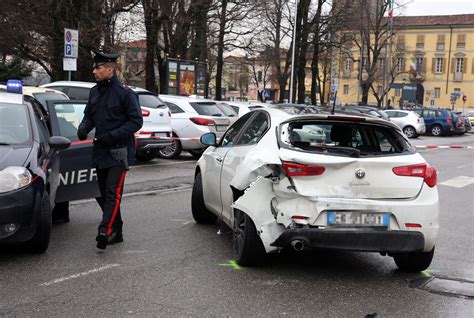 Ingrana La Marcia Per Errore Travolge E Uccide La Moglie Dramma A