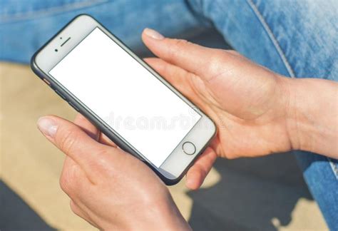 Una Mujer Que Sostiene Un Tel Fono M Vil Blanco Con Una Pantalla En